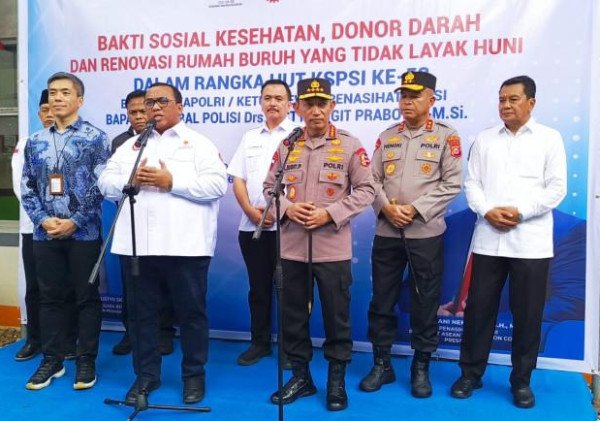 Kapolri Dampingi Bupati Tangerang Gelar Bakti Sosial untuk Buruh di Pasar Kemis