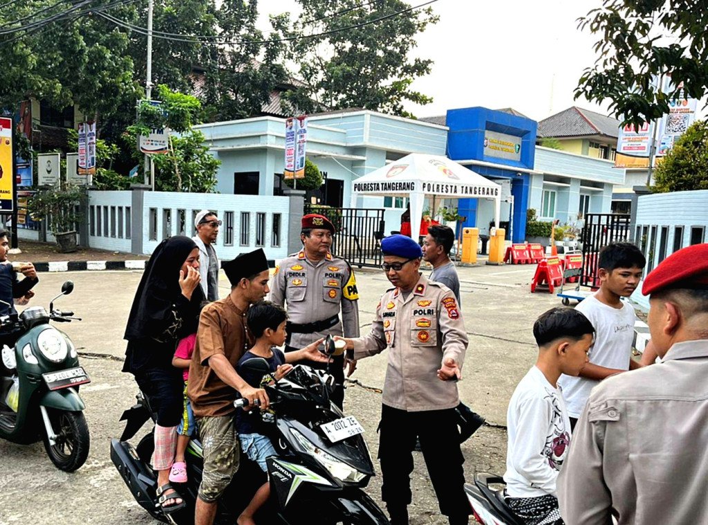 Polresta Tangerang Bagikan Takjil untuk Pengendara di Perjalanan