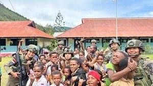 Satgas Cartenz 2026 Tanamkan Nilai Disiplin Melalui Pembinaan Siswa SD di Puncak Jaya