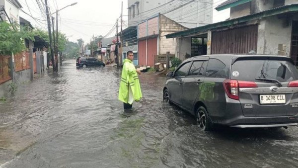 Genangan dan Pohon Tumbang di Tangerang, Petugas Gabungan Tanggap Tangani