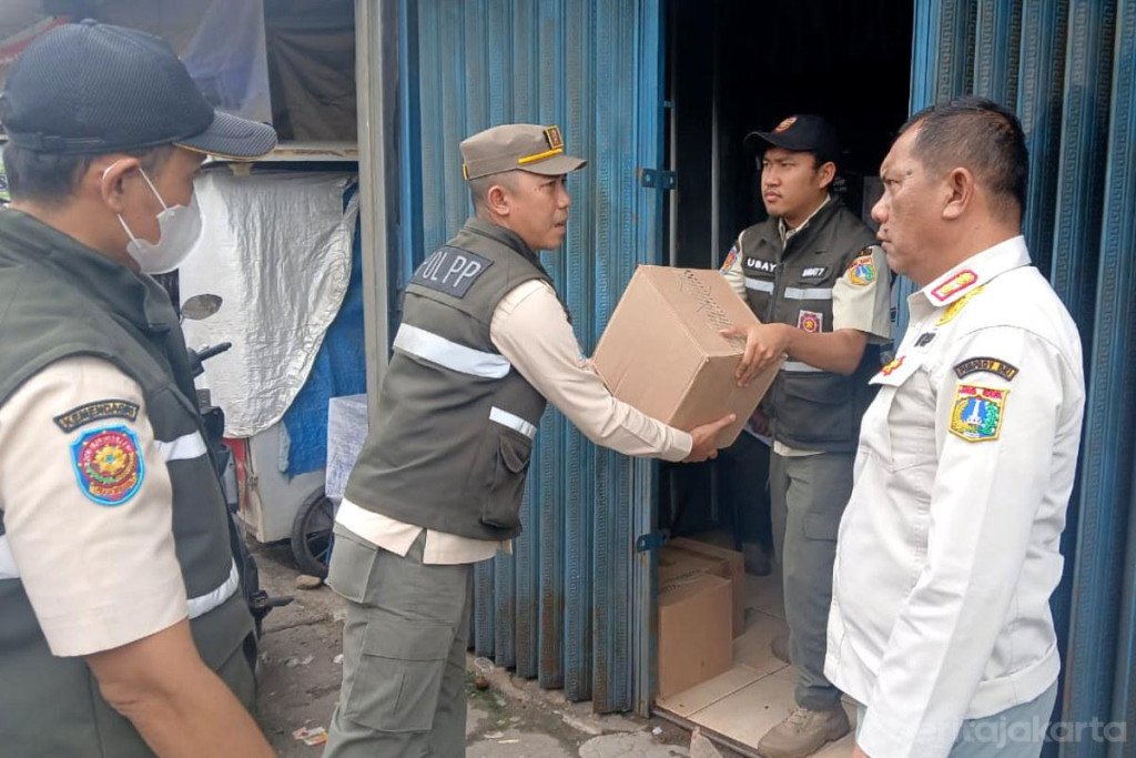 Satpol PP Jakbar Sita 2.105 Botol Minuman Beralkohol Ilegal