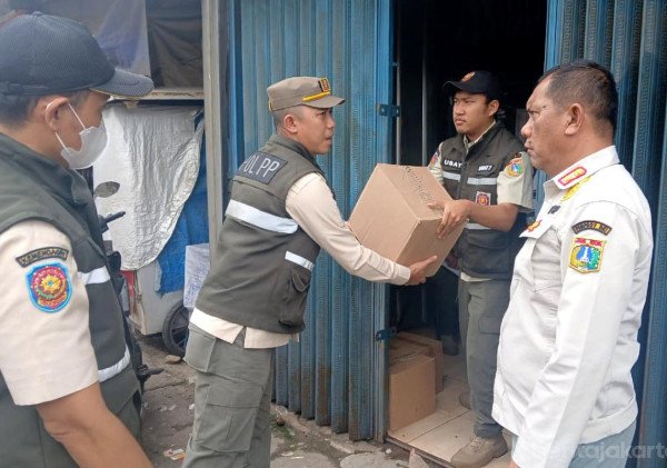 Satpol PP Jakbar Sita 2.105 Botol Minuman Beralkohol Ilegal