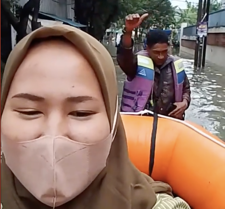 Petugas BPBD Tangerang Evakuasi Warga Banjir Sambil Bernyanyi