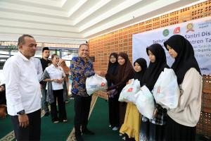 Pesantren Tahfidz Difabel Lebak Bulus Terima Bantuan Sembako dan Uang Tunai