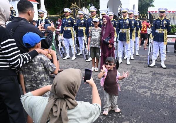 Ribuan Warga Padati Istana Merdeka Saksikan Serah Terima Tugas Paspampres